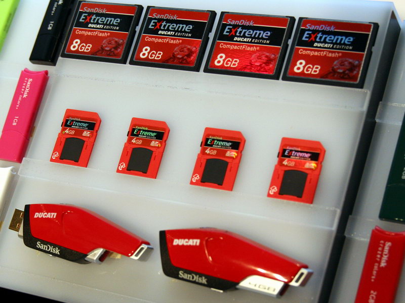 赤い”最速フラッシュメモリ――サンディスク「Extreme ドゥカティ