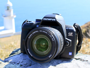 旅行にも最適な小型ボディとバリアングル液晶――オリンパス「E-620