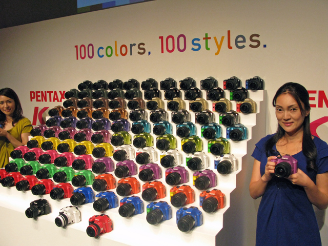 デジタル一眼「K-x」、100色から選べるオーダーカラーシステム