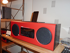 ヤマハ、カラフルなiPhone/iPod対応デスクトップオーディオ「TSX-112