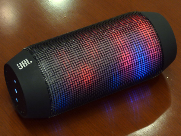 七色に光るBluetoothスピーカー、JBL「PULSE」：動画あり - ITmedia NEWS