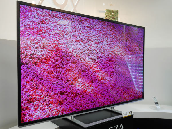 手が届く“全部入り”――東芝「Z9X」はリビングのための4Kテレビ：本田雅