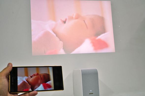 超短焦点小型プロジェクター「LSPX-P1」とフォトストレージ「おもいで