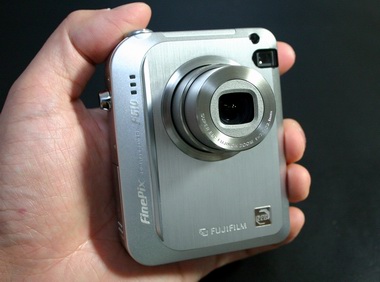 手のひらに12.3メガ――縦型コンパクト「FinePix F610」（1/3 ページ