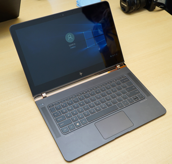 世界最薄13.3型モバイルノートPC「HP Spectre 13」の“妖艶な姿”に
