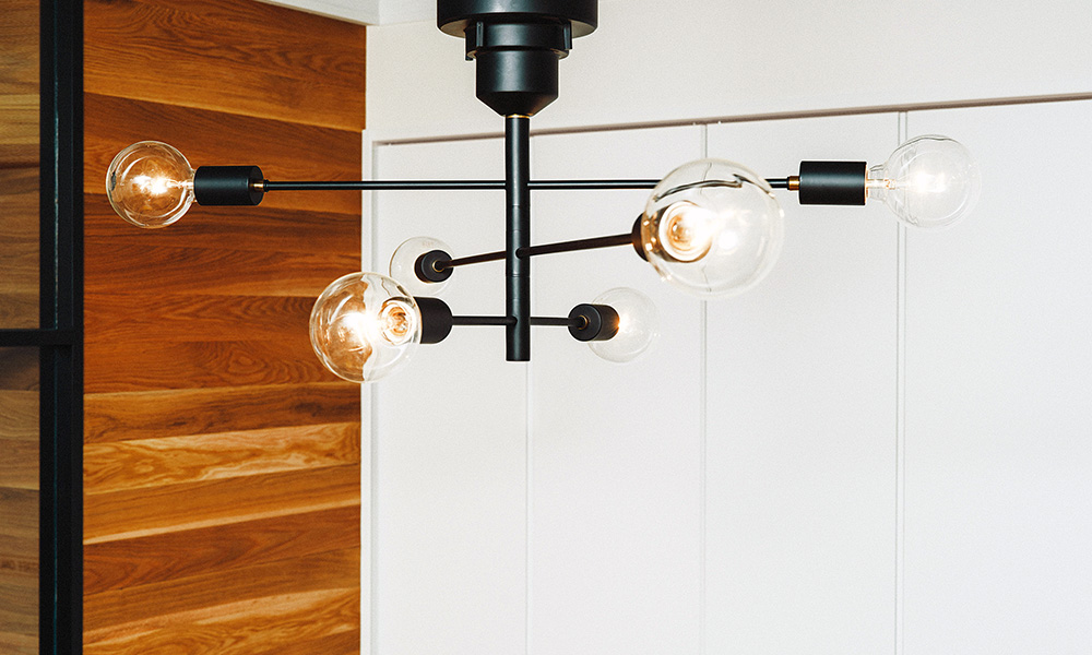 アームとソケットと電球のみで構成されたミニマルデザインのシーリング