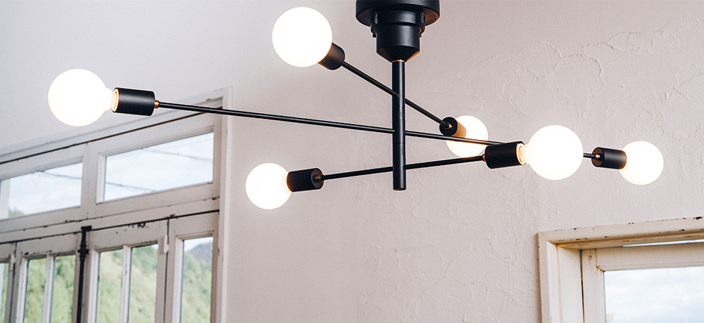 アームとソケットと電球のみで構成されたミニマルデザインのシーリング