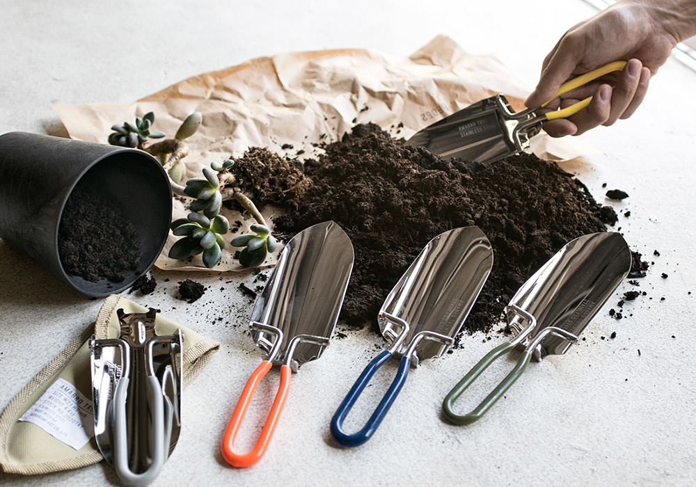 ステンレス製の折りたたみスコップ TROWEL（トロエル） – MAG. online shop