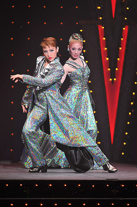 宝塚歌劇雪組トップスター・音月桂の笑顔輝くサヨナラ公演、雪組『JIN