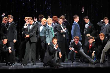 柚希礼音の新たな魅力が開花！ 星組『オーシャンズ11』が開幕