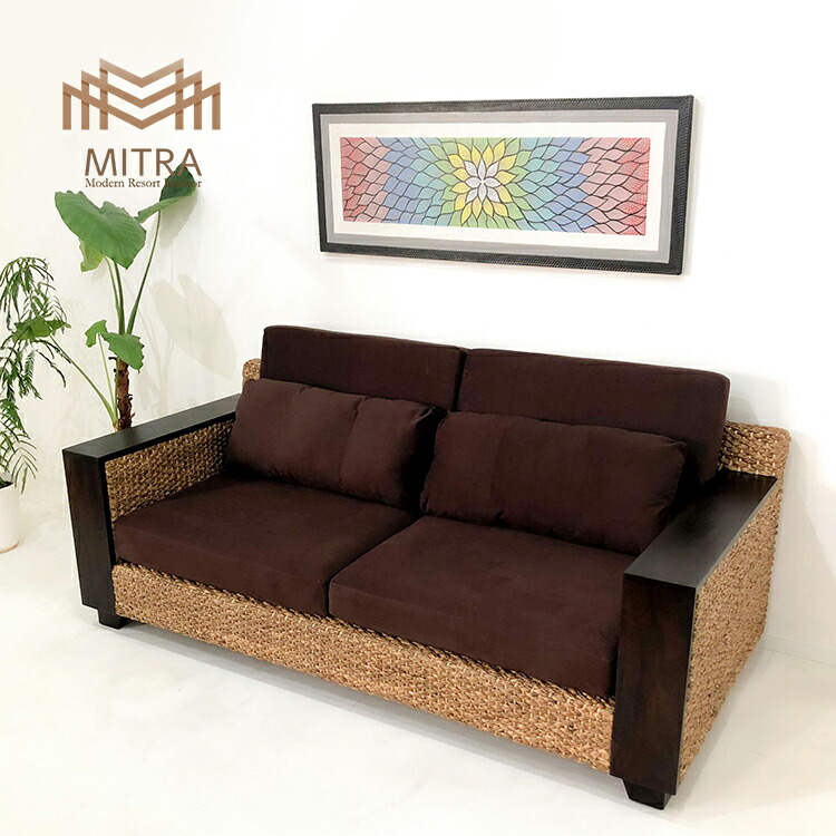 リゾート感溢れるおしゃれなデザイン。座り心地抜群の3人掛けソファ