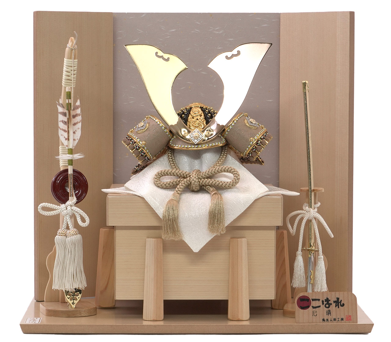 五月人形 兜平台飾りセット【P95001】 贅沢に国産檜をたっぷり使用した