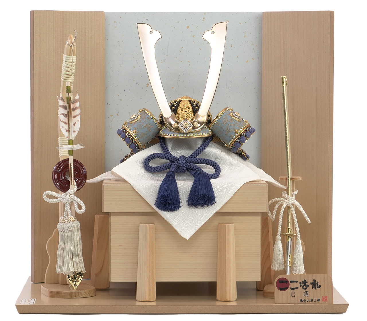 五月人形 兜平台飾りセット【P95001】 贅沢に国産檜をたっぷり使用した