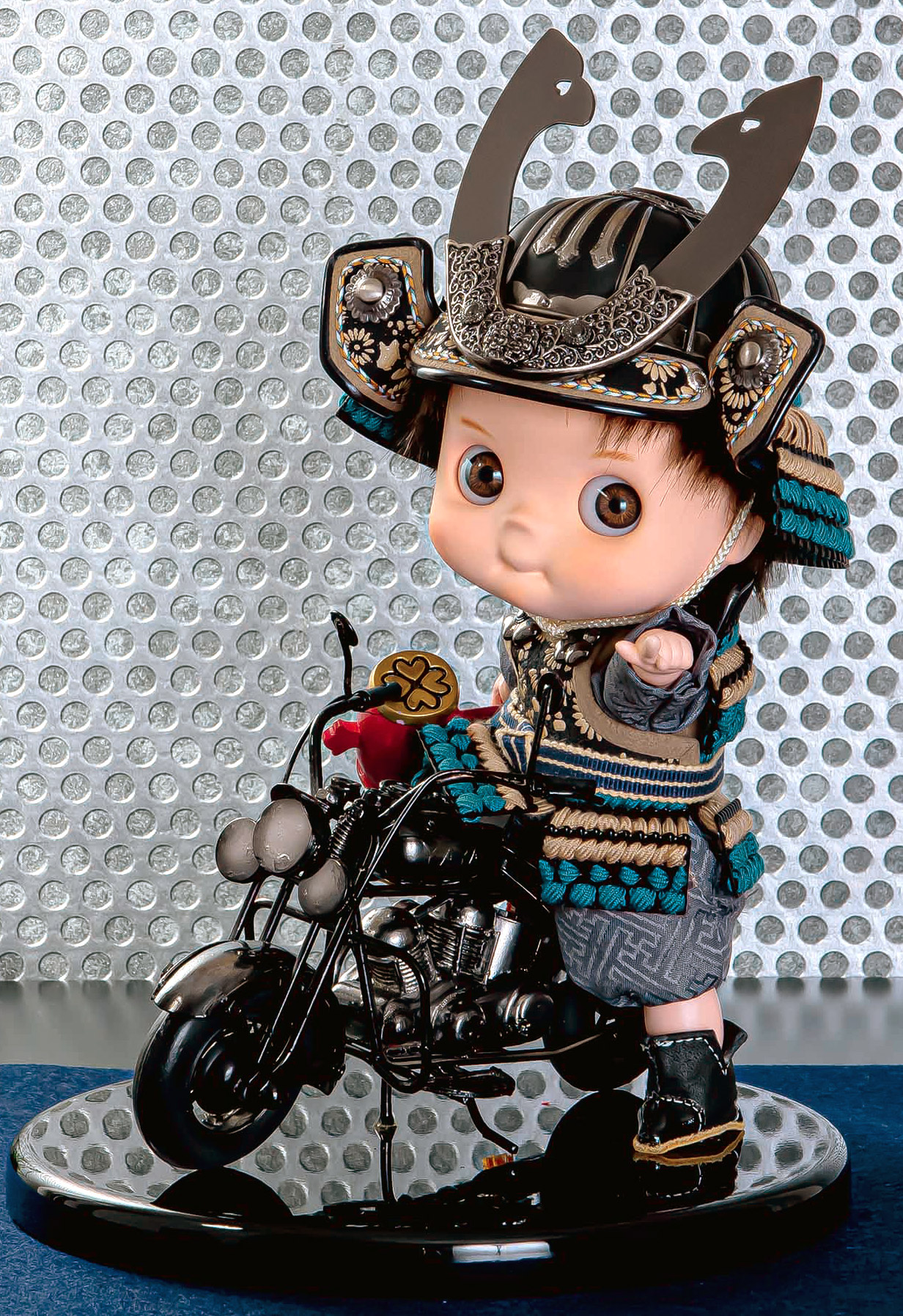 五月人形子供大将平台飾り【P99011】 燻し銀の鍬形とバイクがカッコ