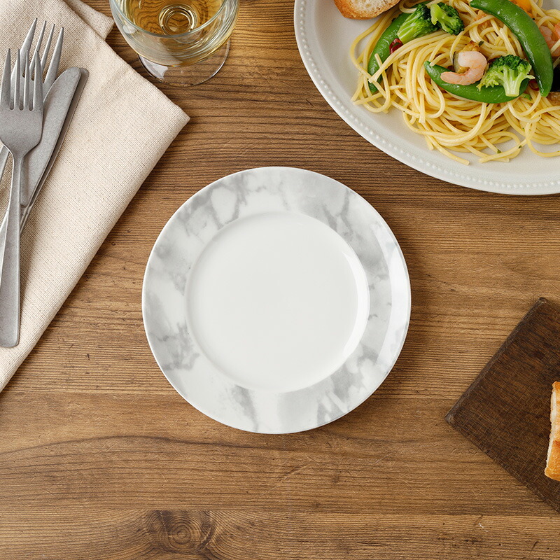 洗礼されたモダンなデザインの大理石調のプレート。