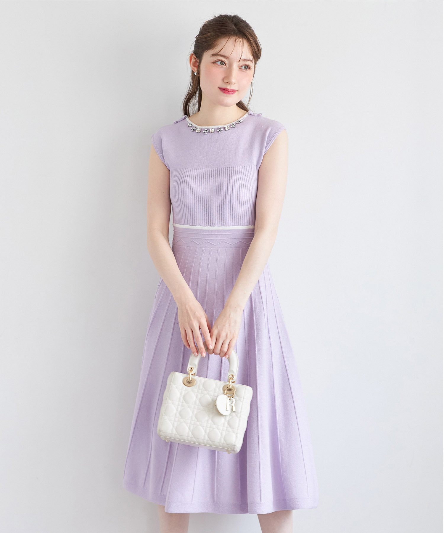 リボン＆ビジュー付き配色ライン入りプリーツニットワンピース