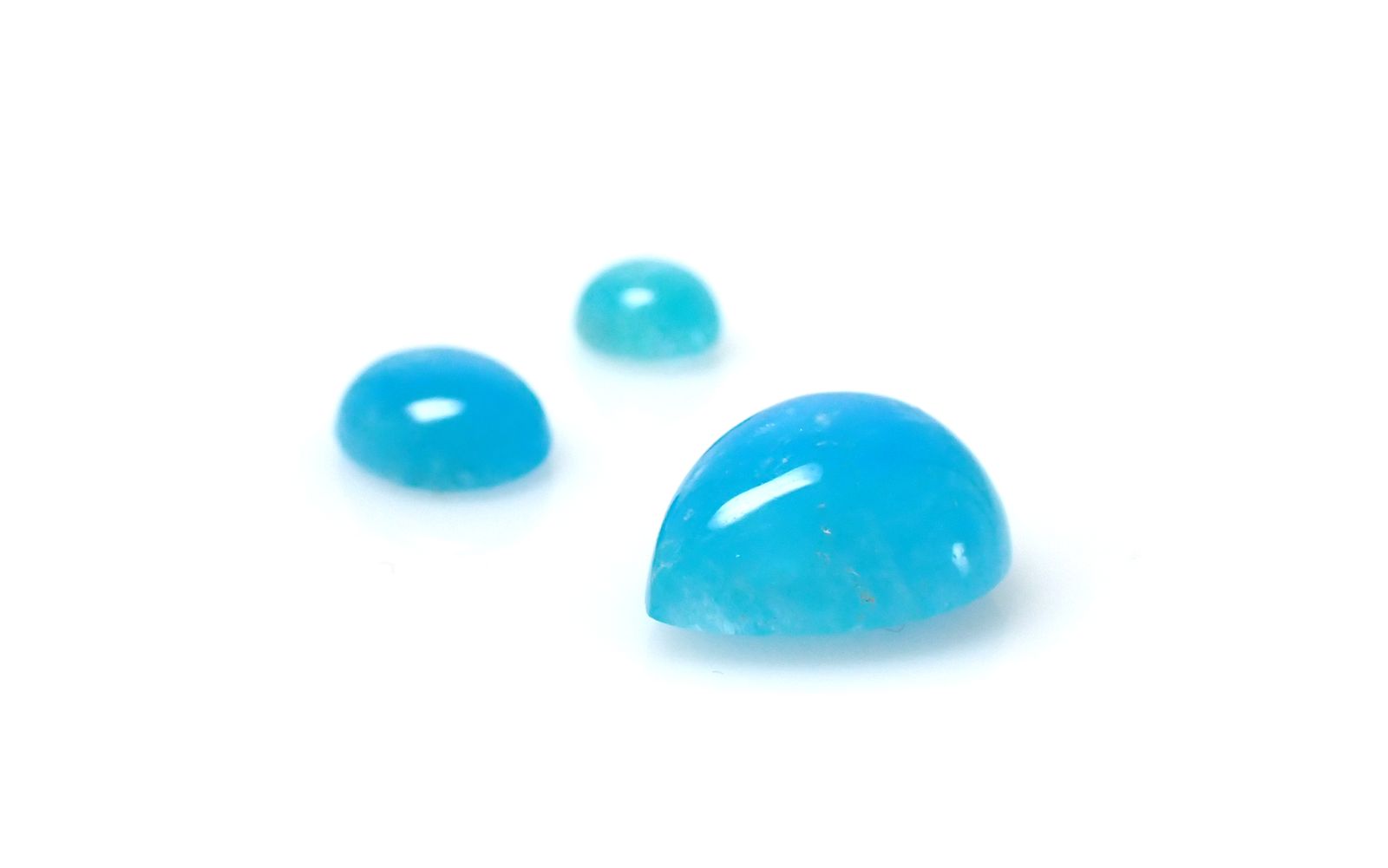 鮮やかなスカイブルーの宝石ヘミモルファイトとは？特徴から楽しみ方