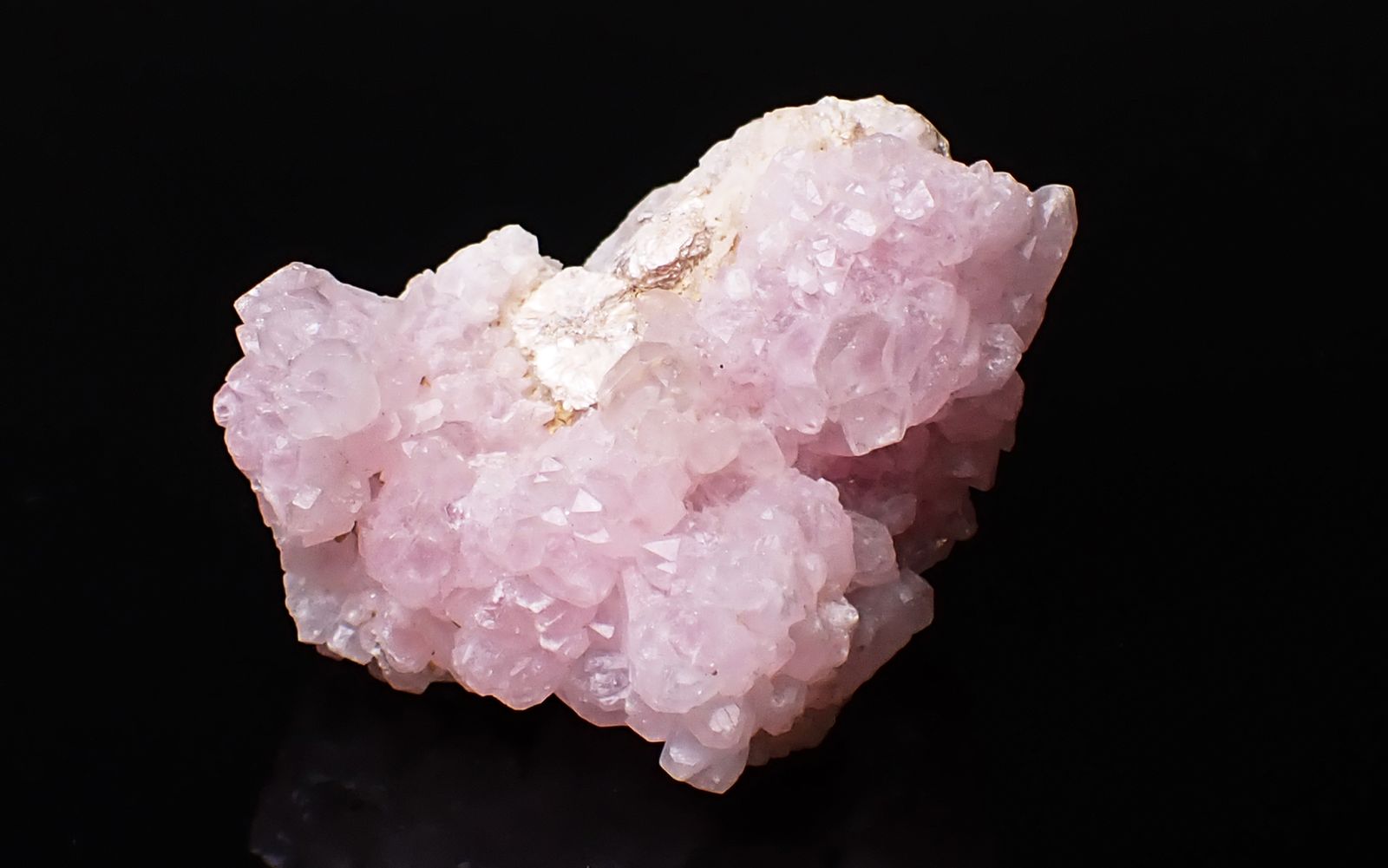 ローズクォーツのすべて｜柔らかなピンク色と力強い原石の魅力 | TOP