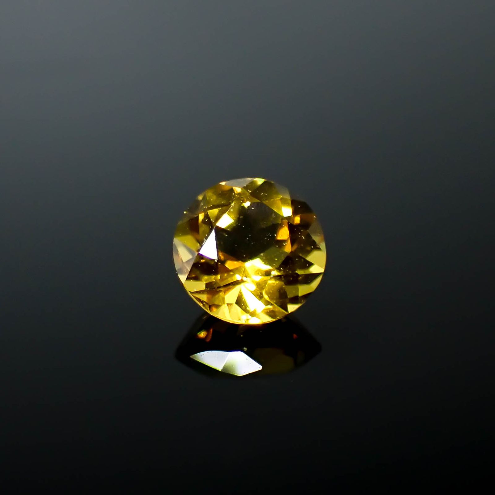 ゴールデンベリル(宝石名ベリル)ブラジル産 識別済 0.46ct / 5.1x5.1mm