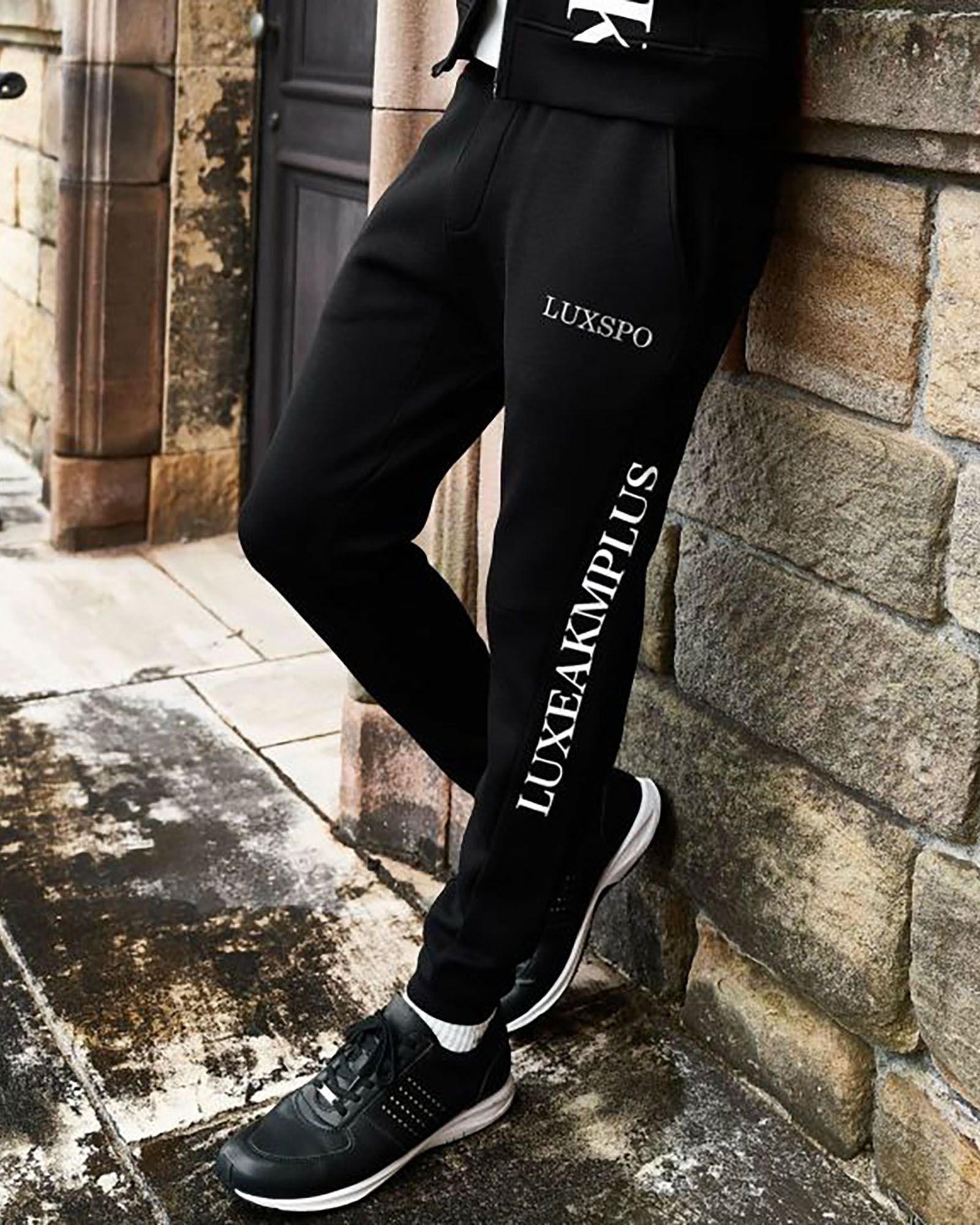 LUXE AKM PLUS - ロゴスウェットジョガーパンツ | イージーパンツ