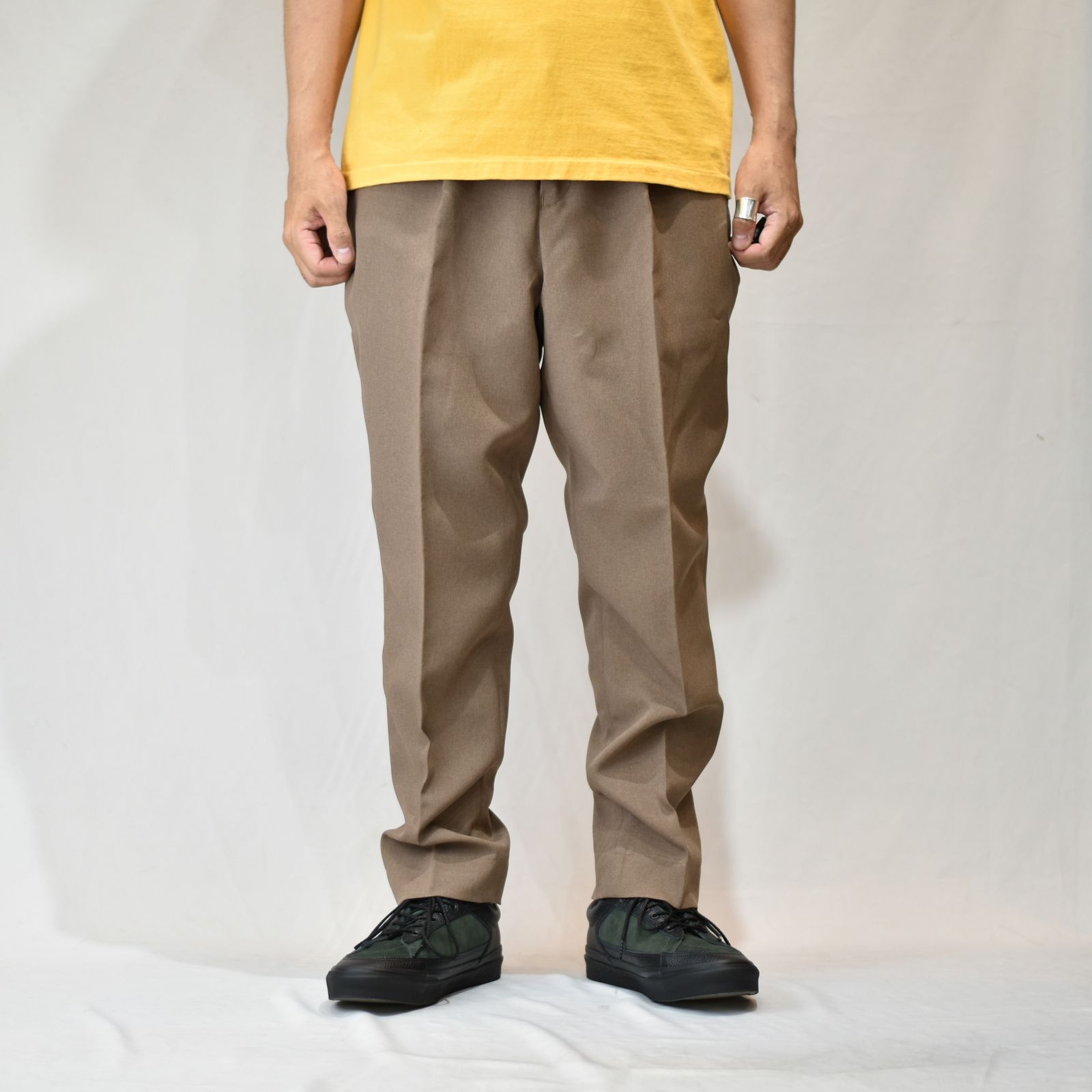 CALEE - Vintage type tropical cloth tapered easy slacks (Brown