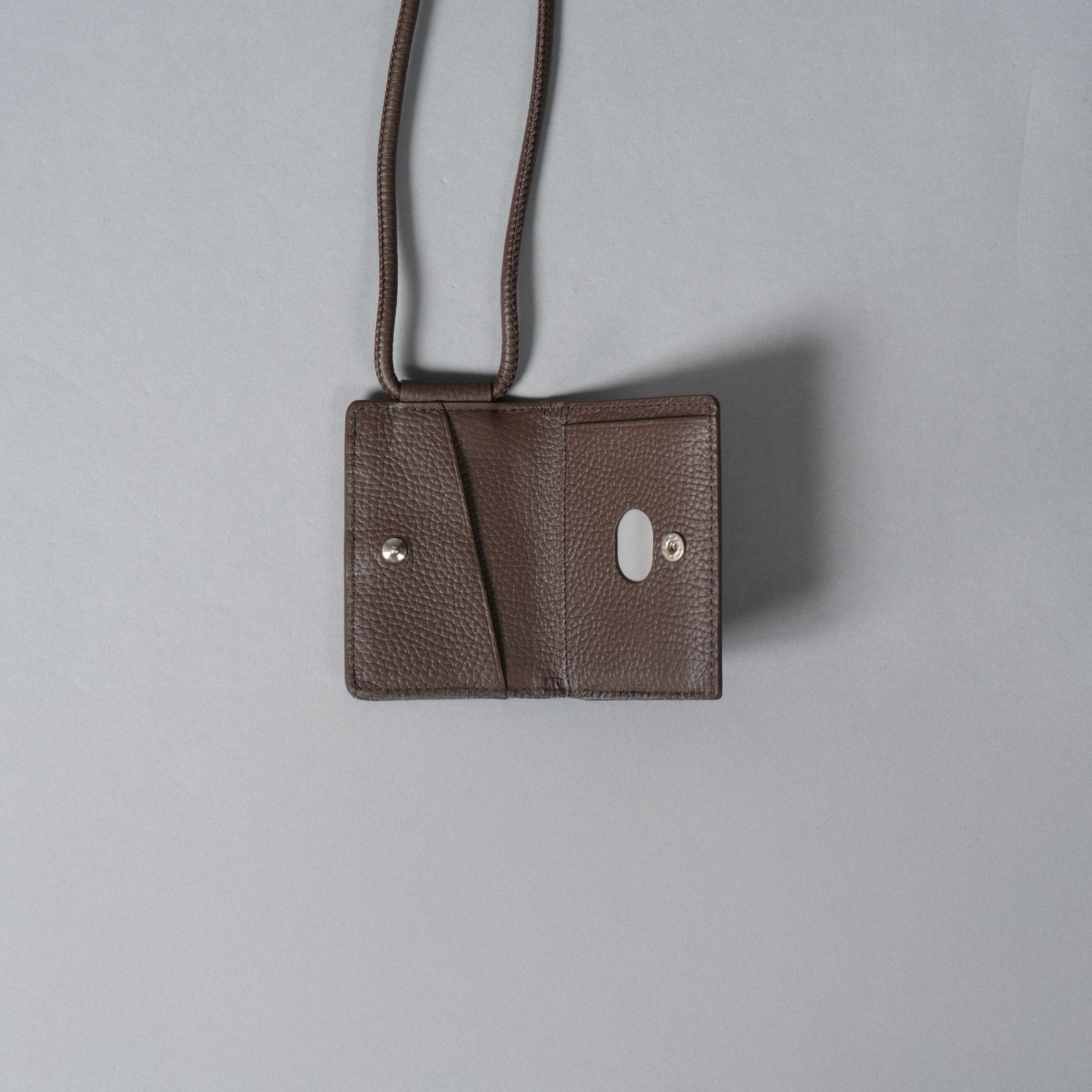 objcts.​io - レザーストラップ付iPhoneアクセサリー - カードケース