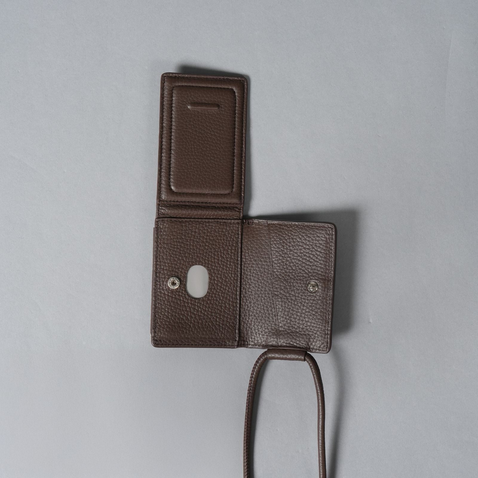 objcts.​io - レザーストラップ付iPhoneアクセサリー - ウォレット