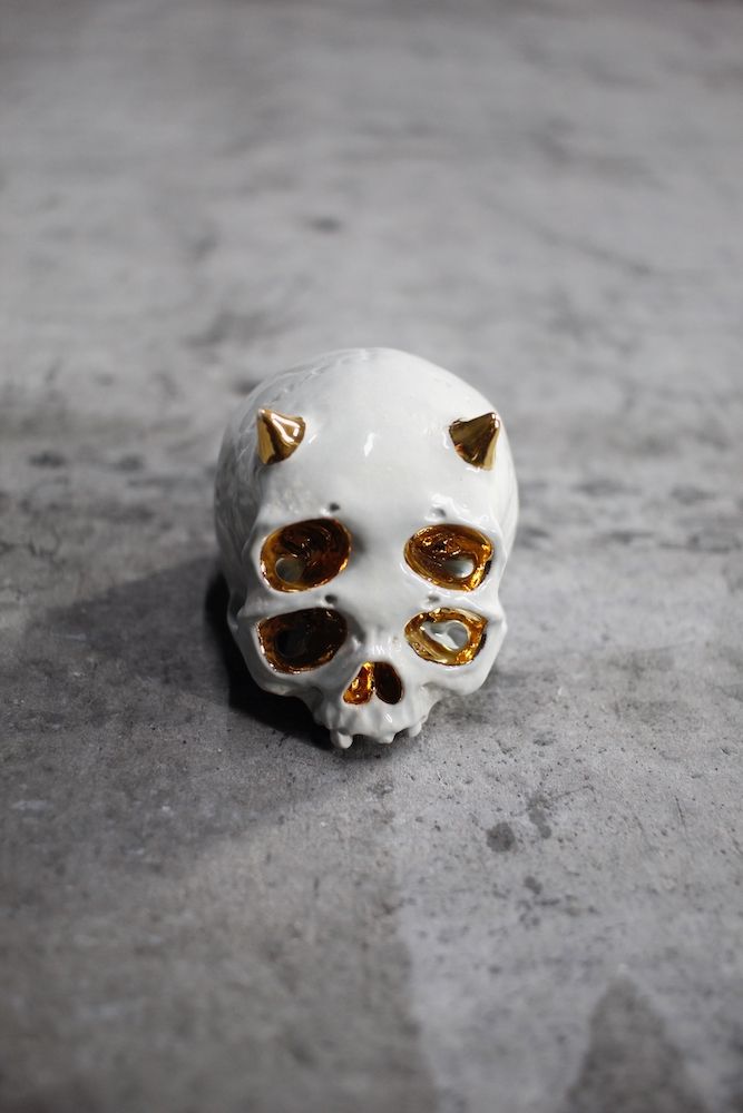 丸岡和吾 - 四つ目鬼髑髏ぐい呑 灰×金 (桐箱付) | HAZE