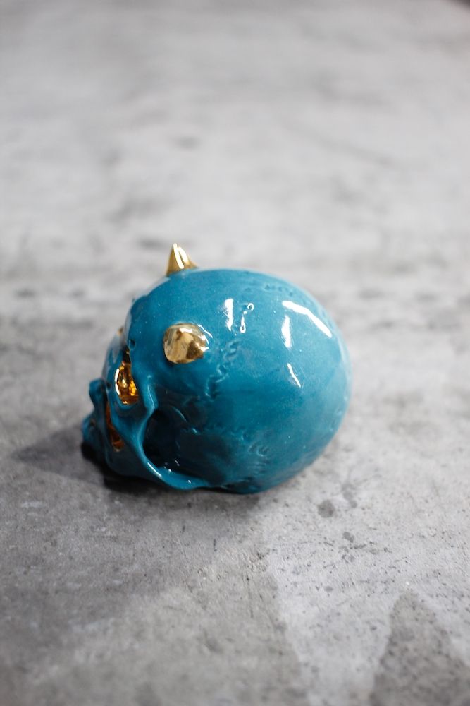 丸岡和吾 - 四つ目鬼髑髏ぐい呑 灰×金 (桐箱付) | HAZE