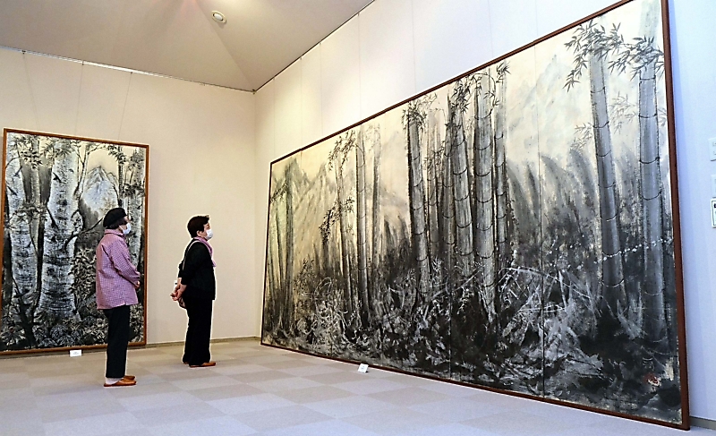 下諏訪出身の赤羽根一司さんの作品展 青木村郷土美術館で、水墨画の