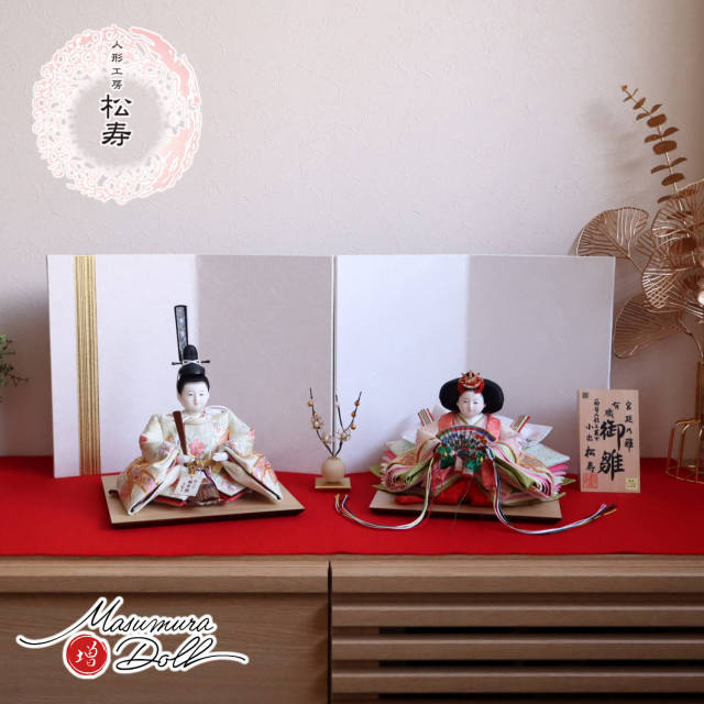 最新作 小出松寿作 四寸おぼこ雛 京刺繍 金駒 「桜刺繍と熨斗目に梅