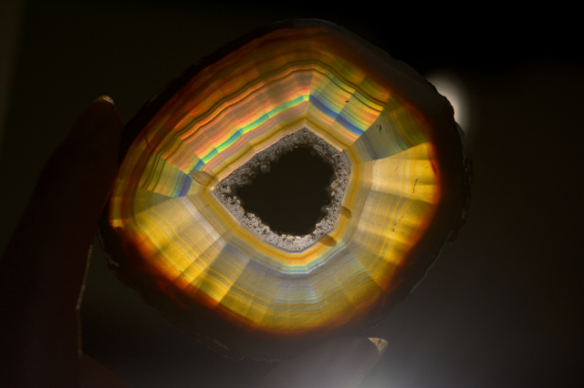 イリスアゲート（レインボーアゲート）【21】原石スライス（68.5×57.5mm）