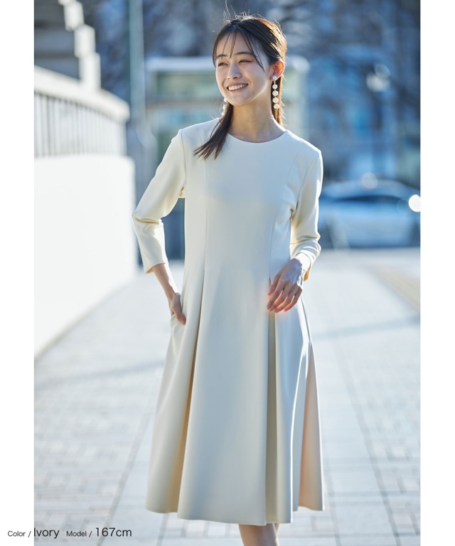 美シルエットタックフレアワンピース