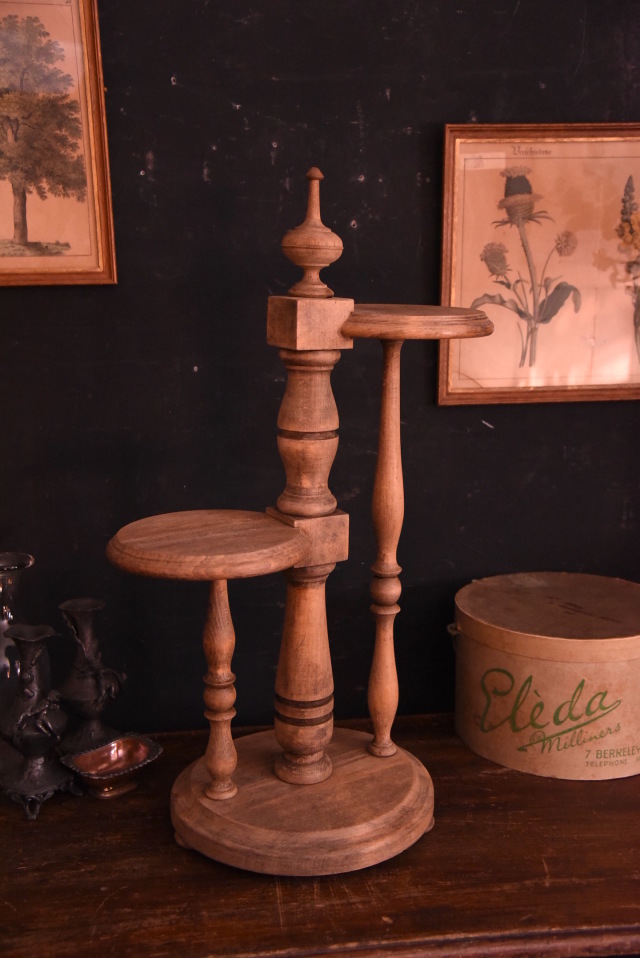 上品な風合いのディスプレイスタンド