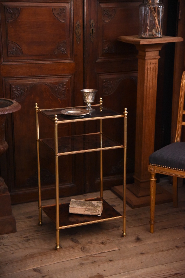 上品な装飾のブラスガラストップサイドテーブル 3段