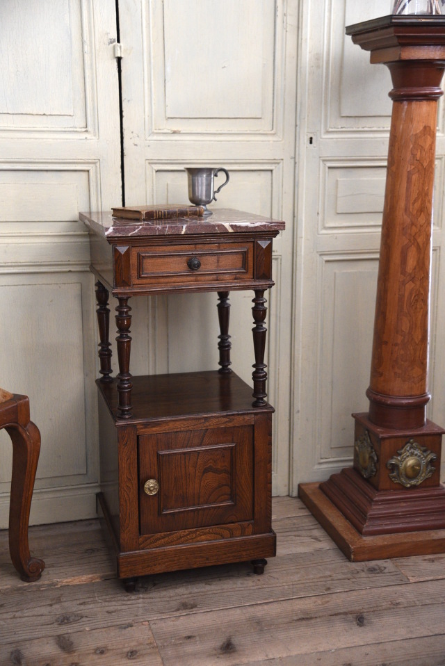 上品な大理石のベッドサイドテーブル