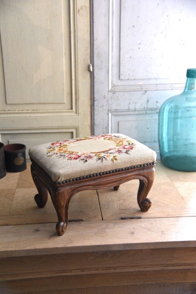 可愛らしい猫脚のオットマン