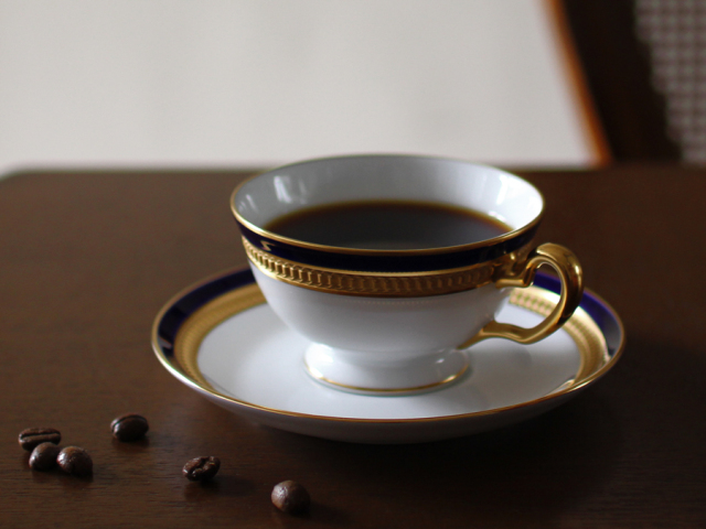 ロイヤルブルークラウン（瑠璃エンボス） カップ＆ソーサー