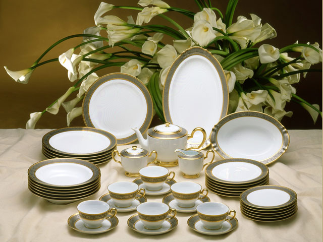 大倉陶園 瑠璃 エンボス 金蝕 クラウン 皿 深皿 スーププレート 22cm