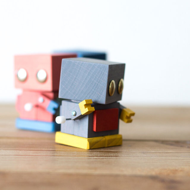 こまむぐ ブリ木ロボ ゼンマイ式可動おもちゃ｜木のおもちゃ専門店