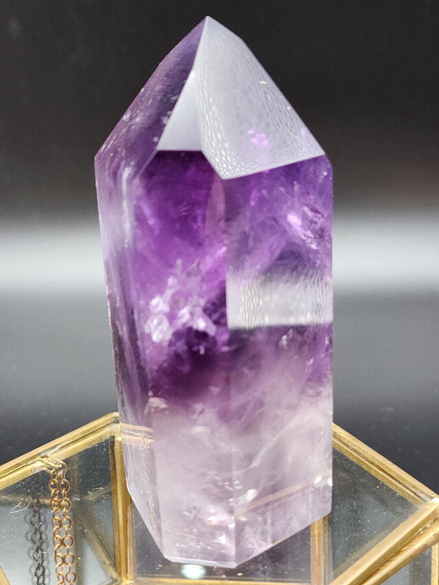 ブラジル・バイア産アメジスト・ポイント（ポリッシュ） AMG070