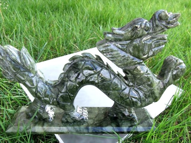 濃いグリーン 玉持ち龍神 サーペンティン(蛇紋石)龍彫刻置物 500-650g