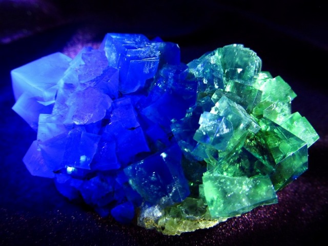 蛍光 フローライト 結晶 原石】重さ80.4g 最大幅約61mm 魅惑の逸品