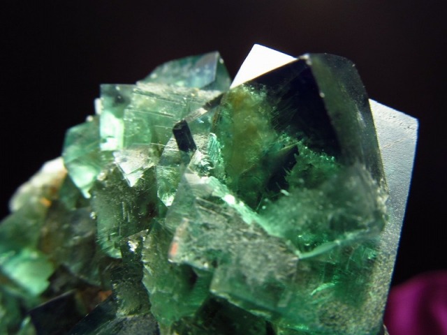 蛍光 フローライト 結晶 原石】重さ80.4g 最大幅約61mm 魅惑の逸品