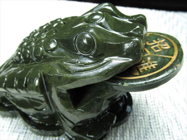 目元可愛い 濃い発色タイプ サーペンティン（蛇紋石）銭蛙（三本脚の