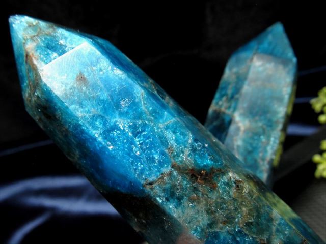 絆を強める石 ブルーアパタイト 六角柱 ポイント置物 1個売り 重さ90g