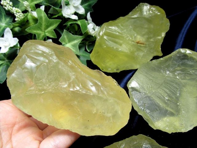 瑞々しいイエローの天然石 レモンクォーツ ラフ原石タイプ 1個売り 重