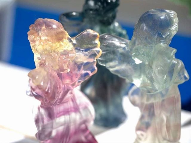 マルチカラー フローライト エンジェル 彫刻置物 1個売り 高さ約6.5cm