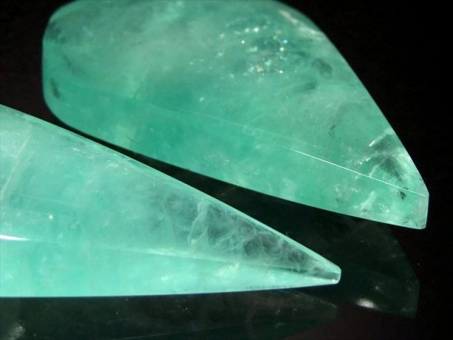 蛍光 エメラルドグリーン フローライト しずく型 置物 石の重さ 110g