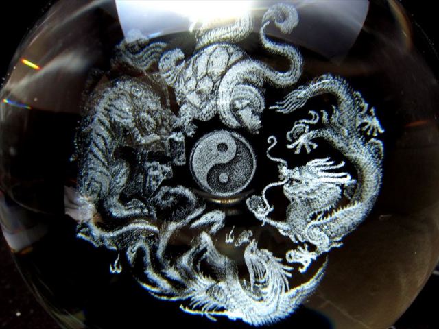 四大神獣陰陽 クリスタルガラス製 丸玉 専用台座付き 直径約80mm